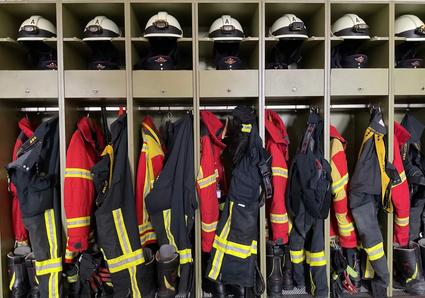 Spinde mit Einsatzkleidung im Feuerwehrhaus