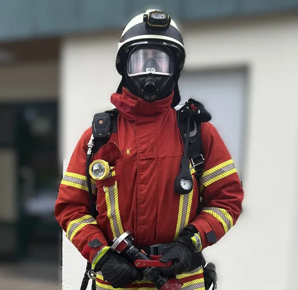 Feuerwehrmann in Einsatzkleidung mit angeschlossenem Atemschutz